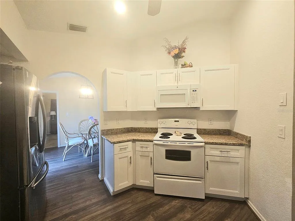 3 bed, 2.0 bath, 1558 sqft, $1,950 — Photo 4