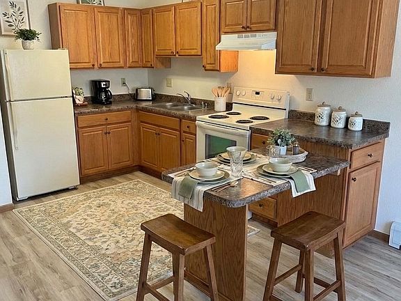 2nd image of 609 Main St S #20598449
