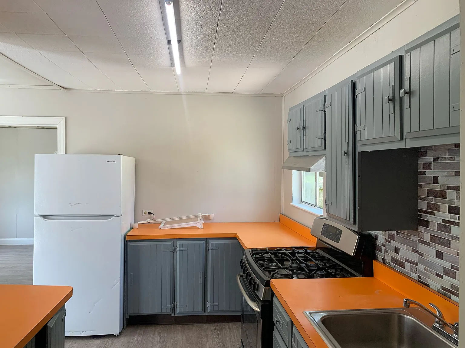 3 bed, 1000 sqft, $3,200 — Photo 3