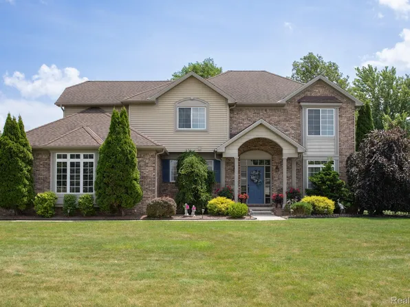 25663 Pond View Dr, New Boston, MI 48164