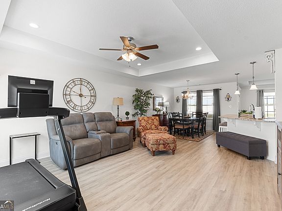 4th image of 425 Lamplight Dr