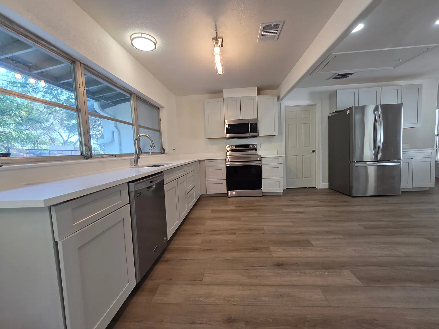 7 bed, 4172 sqft, $4,750 — Photo 4