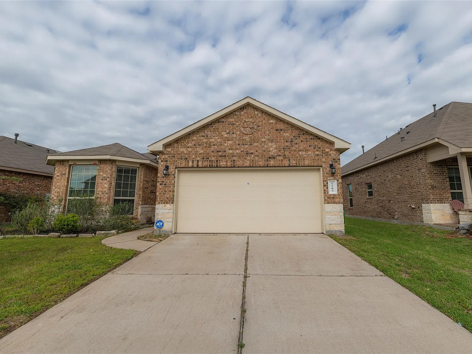 3 bed, 2.0 bath, 1642 sqft, $1,900 — Photo 3