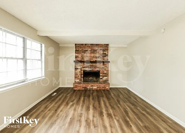 400 SW Oxford Dr — Photo 2
