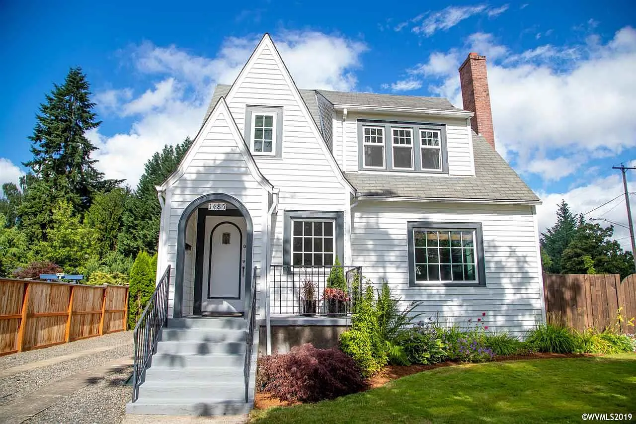 1485 Summer St NE photo 1