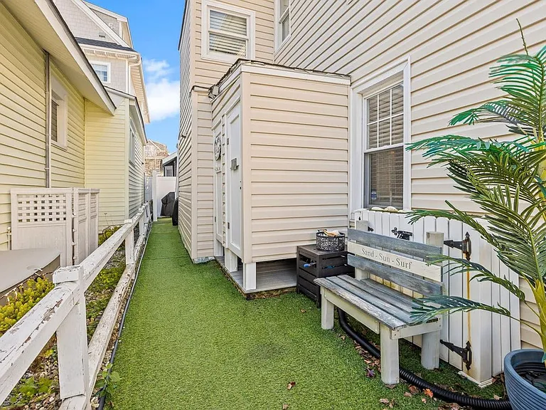 816 Saint James Pl #ID1377380P — Photo 25