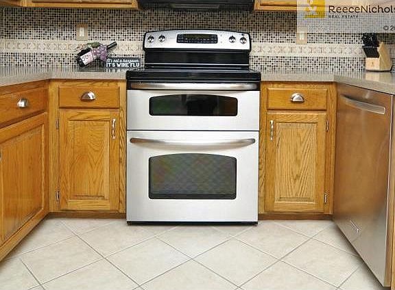 Double oven makes dinner time, big and/or small, easy! Microwave