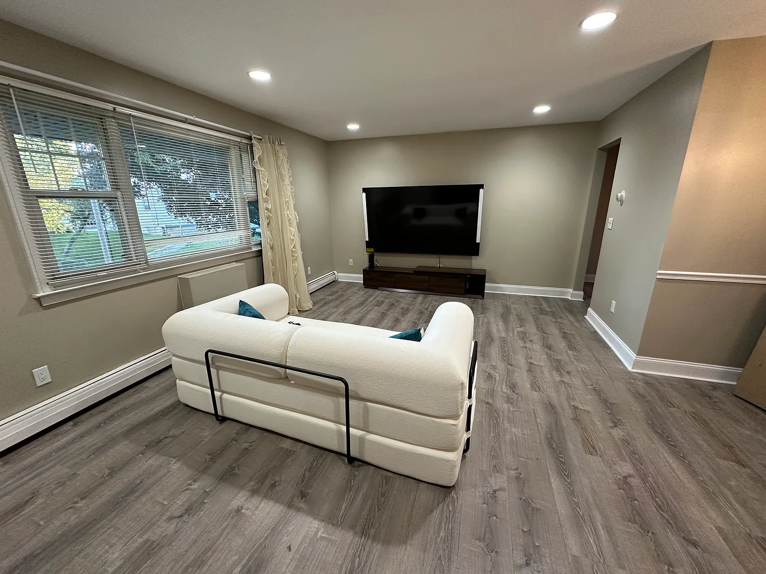 2 bed, 910 sqft, $2,900 — Photo 1