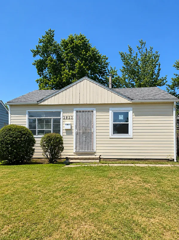 3 bed, 1.0 bath, 879 sqft, $1,250 — Photo 1