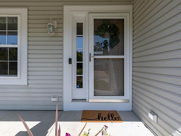 3rd image of 122 Stone Hedge Row Dr