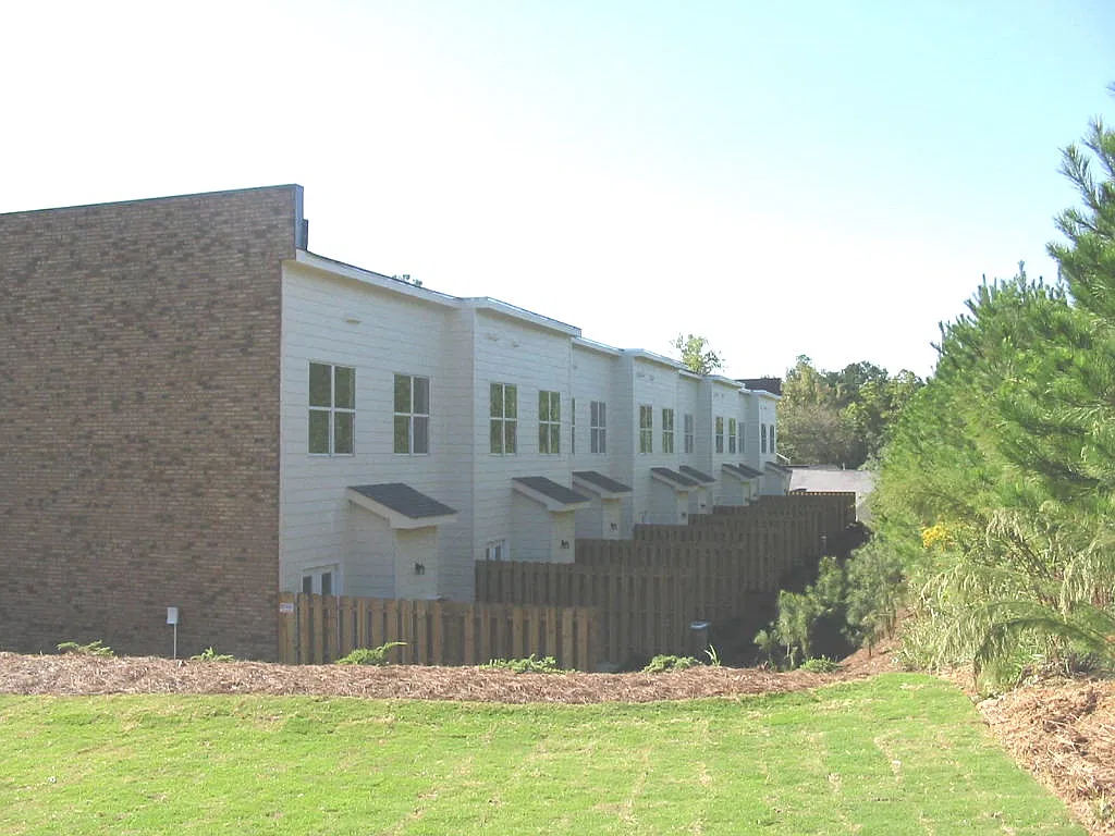 3 bed, 2.5 bath, 2000 sqft, $2,100 — Photo 4