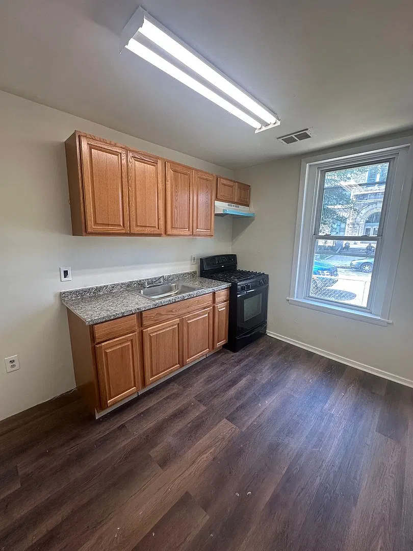 336 W. 8th Street — Photo 3