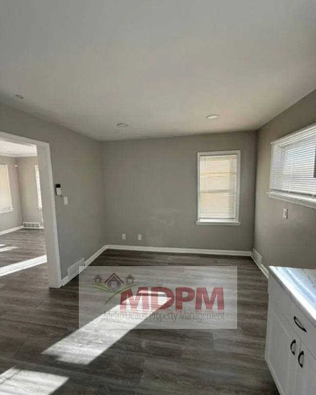 3 bed, 1035 sqft, $1,200 — Photo 2