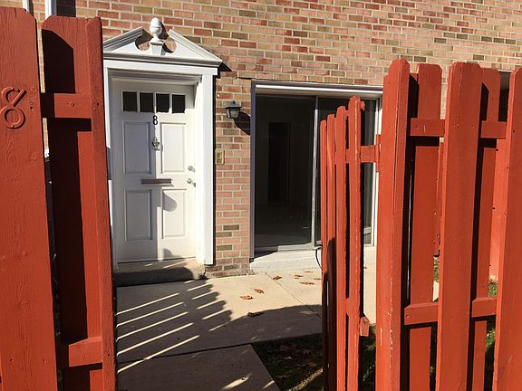 Private entrance with courtyard