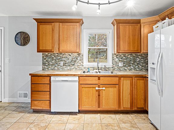 5th image of 2605 Charlotte St