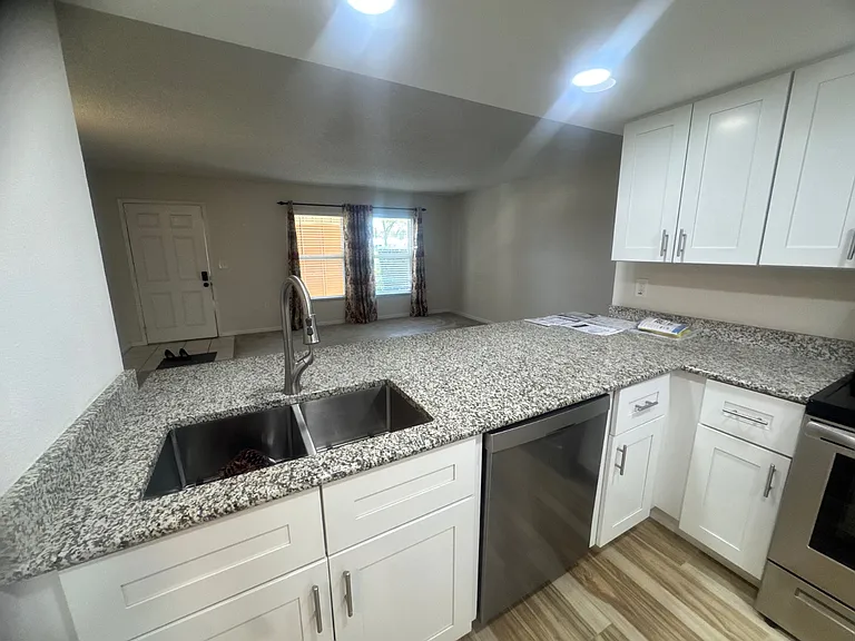 3607 Edgewater Dr — Photo 4
