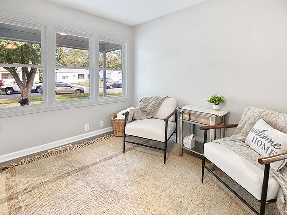 3rd image of 2511 S Victoria Ave