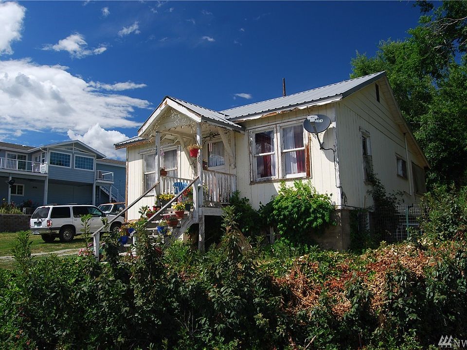 2nd image of 618 Wapato Way