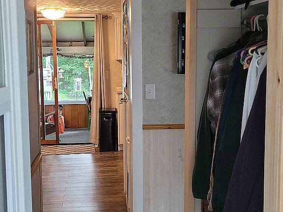 Entrance closet area
