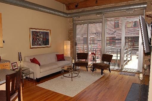 5th image of 2333 W Saint Paul Ave APT 205