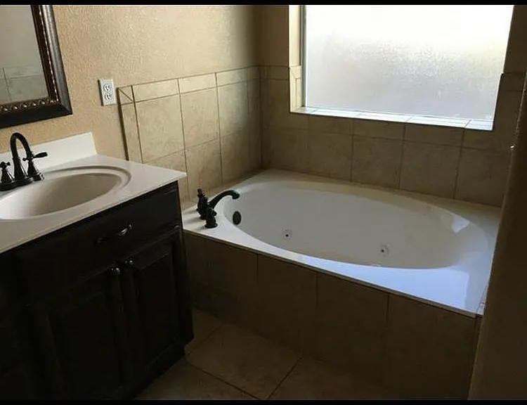 Master bath jetted tub.
