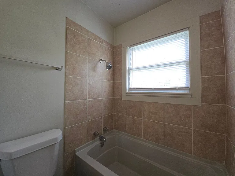 1307 E Avenue H — Photo 15