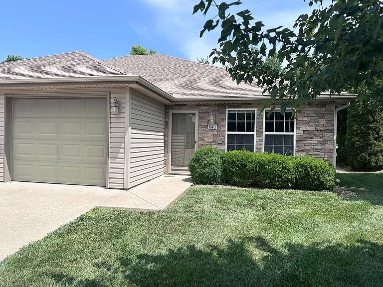 145 SE Rose Garden Ln — Photo 3