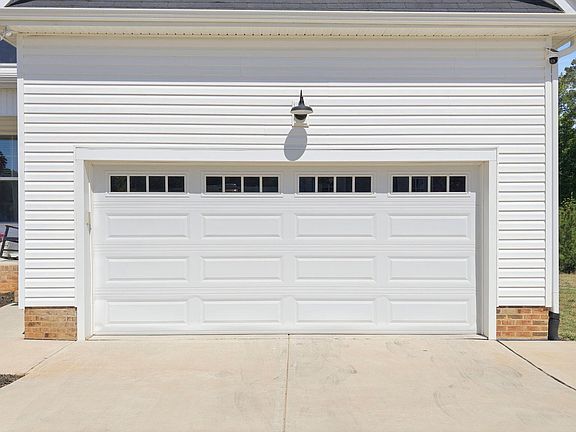 3rd image of 60 Brookhaven Dr