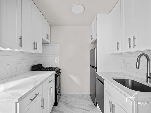 2nd image of 310 W 95th St APT 4F