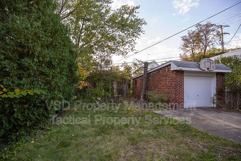 3 bed, 1.0 bath, 1350 sqft, $1,395 — Photo 3