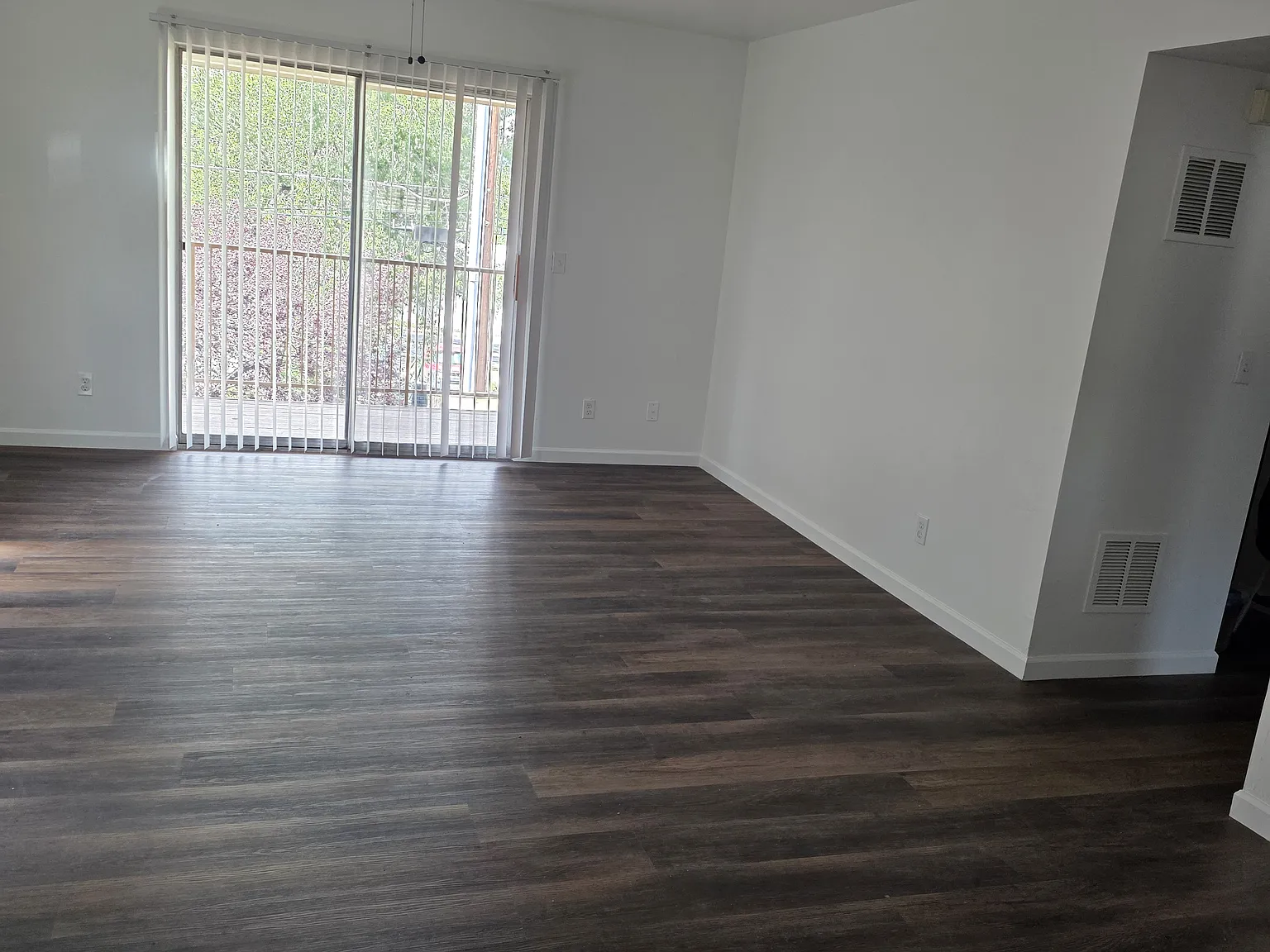 2 bed, 865 sqft, $1,385 — Photo 2