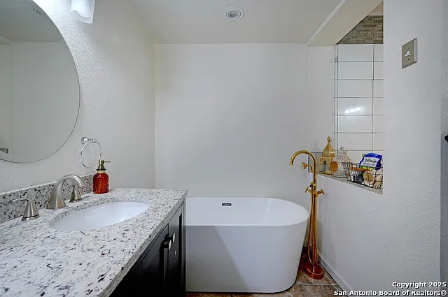 2231 W Woodlawn Ave — Photo 18