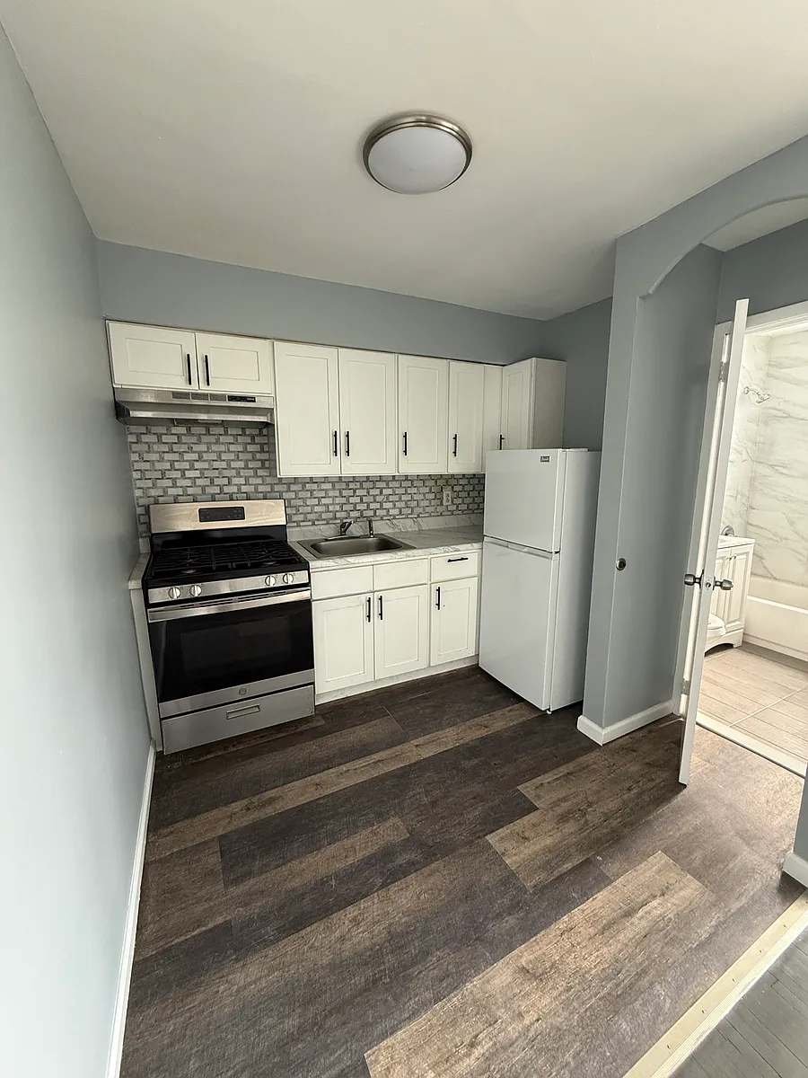 Building Photo - 1425 E Saint Georges Ave #4B