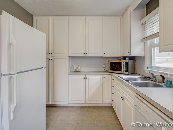 3rd image of 1334 Northlawn St NE