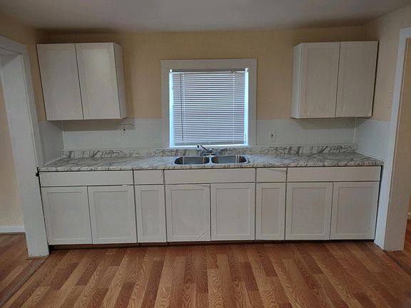 Chic Kitchen cabinet,
stylish counter top