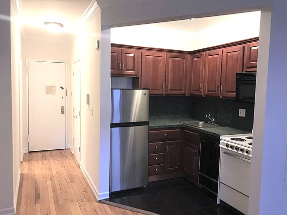 3rd image of 906 Amsterdam Ave APT 4C