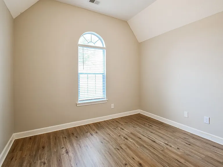 6304 Kingsview Dr — Photo 15
