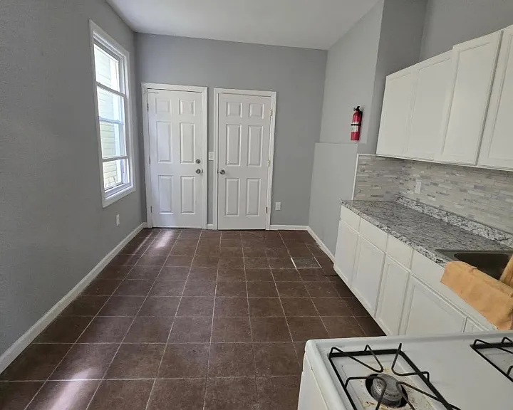 201 S 11th St #2L — Photo 4