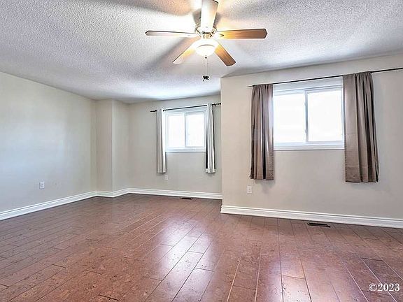 3rd image of 1227 Cottonwood Cres