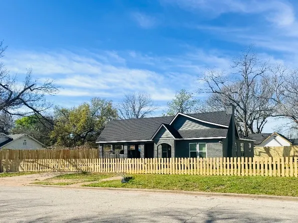 902 Post Oak St, Hearne, TX 77859