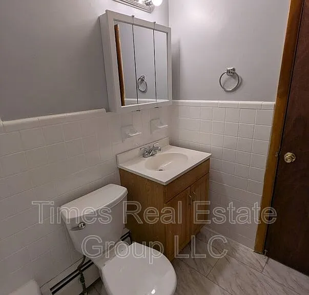 708 Carmen Dr #B — Photo 2