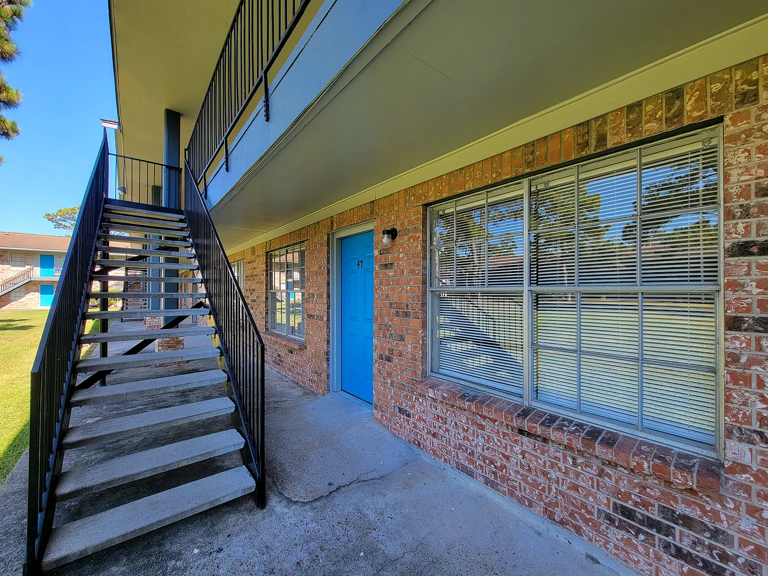 COURTYARD PARK APARTMENTS — Photo 1