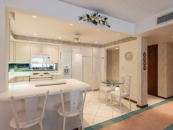 5th image of 901 Center St Unit 207