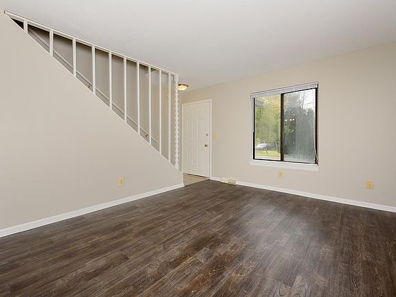 3rd image of 105 Peony St SW