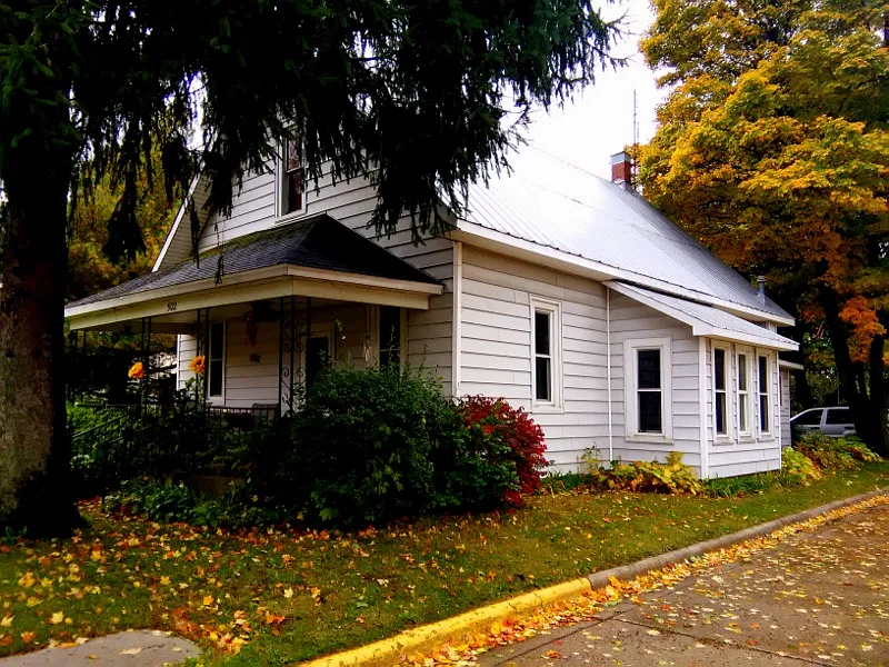 502 E Spring St photo 1