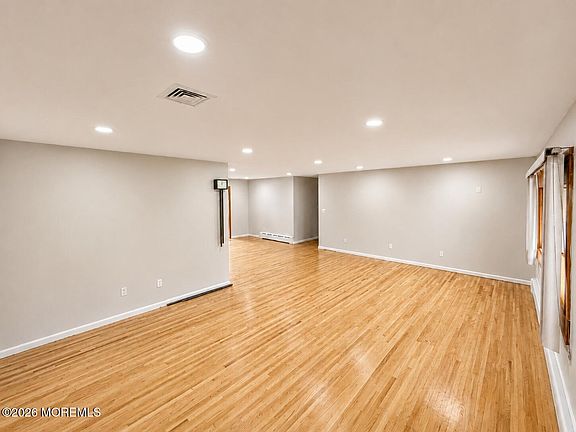 2nd image of 2412 Hemlock Lane