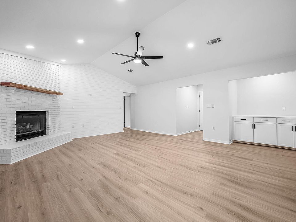 1st image of 122 Pryor Dr