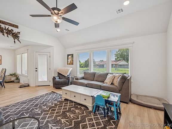 5th image of 1200 SE 15th St