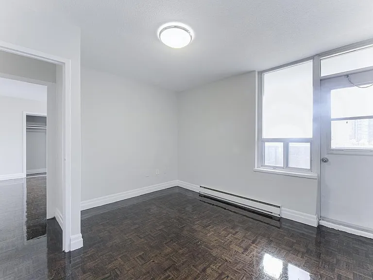 155 Wellesley St E — Photo 3