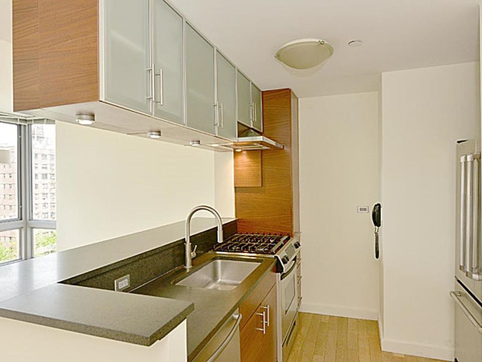 1st image of 225 W 60th St APT 12E